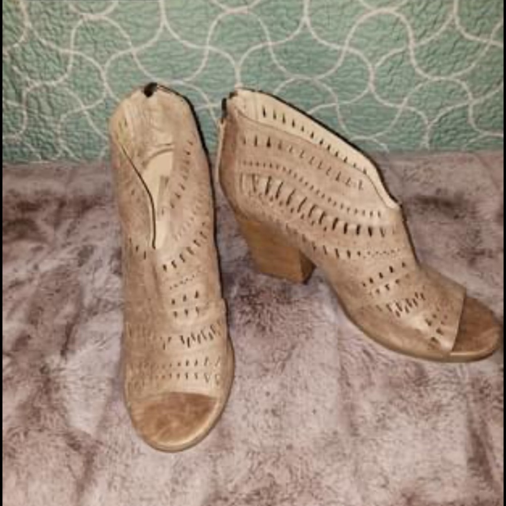 Not Rated Women’s Groove Thang Ankle Bootie